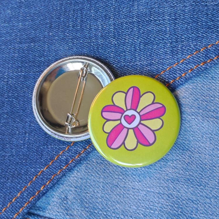 Ansteckbutton Blume mit Herz auf Jeans mit Rückseite
